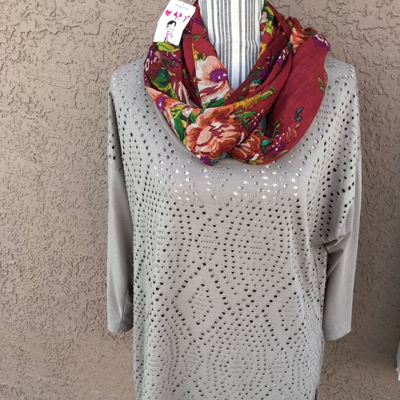 Scarf red & green with 4 different ways how to wear - Picture 4 of 8